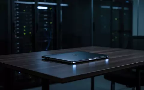 Ein dunkler, minimalistischer Arbeitsplatz mit einem geschlossenen Laptop vor einem unscharfen Hintergrund. - Foto: über boerse-global.de