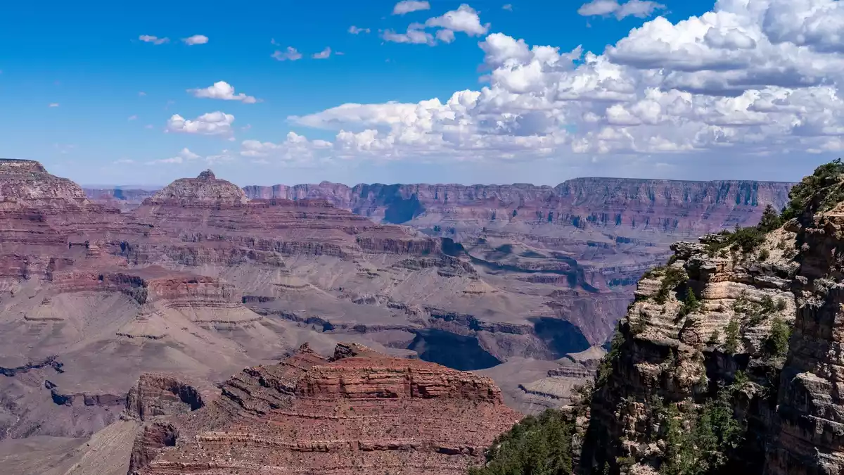 Im Grand Canyon werden nach Behördenangaben nach einer Sturzflut gut 20 Menschen vermisst. (Archivbild) - Bild: Alex Brandon/AP/dpa