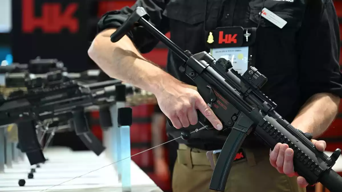 Heckler & Koch macht so viel Umsatz mit seinen Waffenverkäufen wie noch nie. Hier ein Blick auf den HK-Messestand bei der Waffenmesse Eurosatory 2026. - Bild: Wolf von Dewitz/dpa