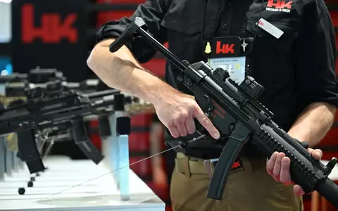 Heckler & Koch macht so viel Umsatz mit seinen Waffenverkäufen wie noch nie. Hier ein Blick auf den HK-Messestand bei der Waffenmesse Eurosatory 2026. - Foto: Wolf von Dewitz/dpa