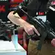 Heckler & Koch macht so viel Umsatz mit seinen Waffenverkäufen wie noch nie. Hier ein Blick auf den HK-Messestand bei der Waffenmesse Eurosatory 2026. - Bild: Wolf von Dewitz/dpa