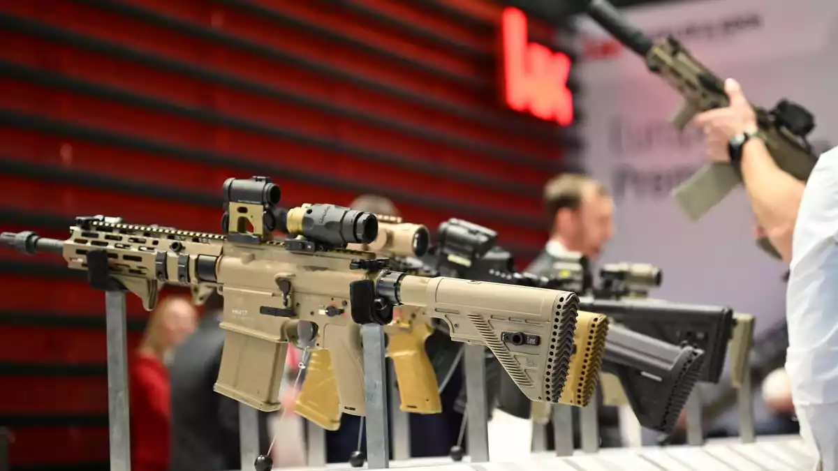 Sturmgewehre, die HK bei der Waffenmesse Eurosatory in Paris vorgestellt hat. - Bild: Wolf von Dewitz/dpa