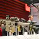 Sturmgewehre, die HK bei der Waffenmesse Eurosatory in Paris vorgestellt hat. - Bild: Wolf von Dewitz/dpa