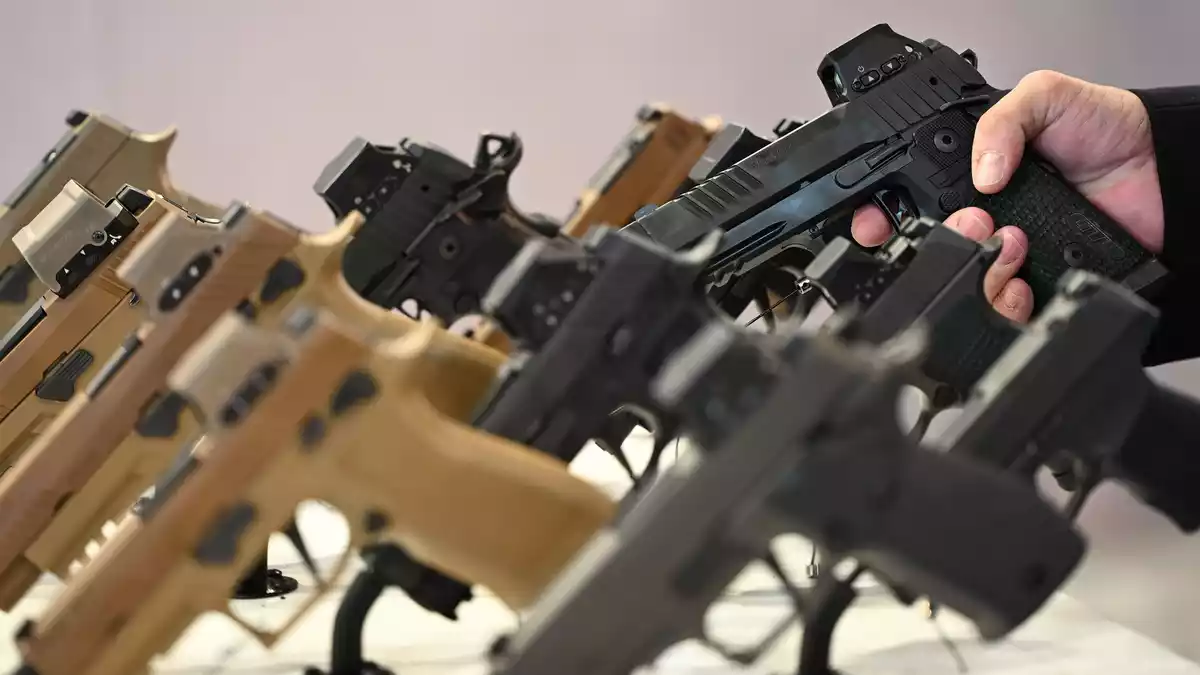 Konkurrent Sig Sauer fertigt Pistolen, die er bei der Waffenmesse Eurosatory zur Schau stellte. - Bild: Wolf von Dewitz/dpa
