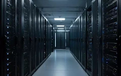 Modernes Server-Rechenzentrum in einer professionellen, technologischen Umgebung ohne Personen. - Foto: über boerse-global.de
