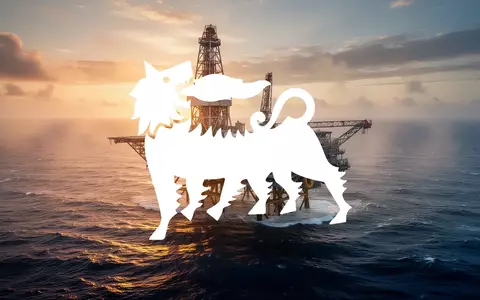 Offshore-Ölplattform vor der Küste im Sonnenaufgang, symbolisch für Energieexploration. - Foto: über boerse-global.de