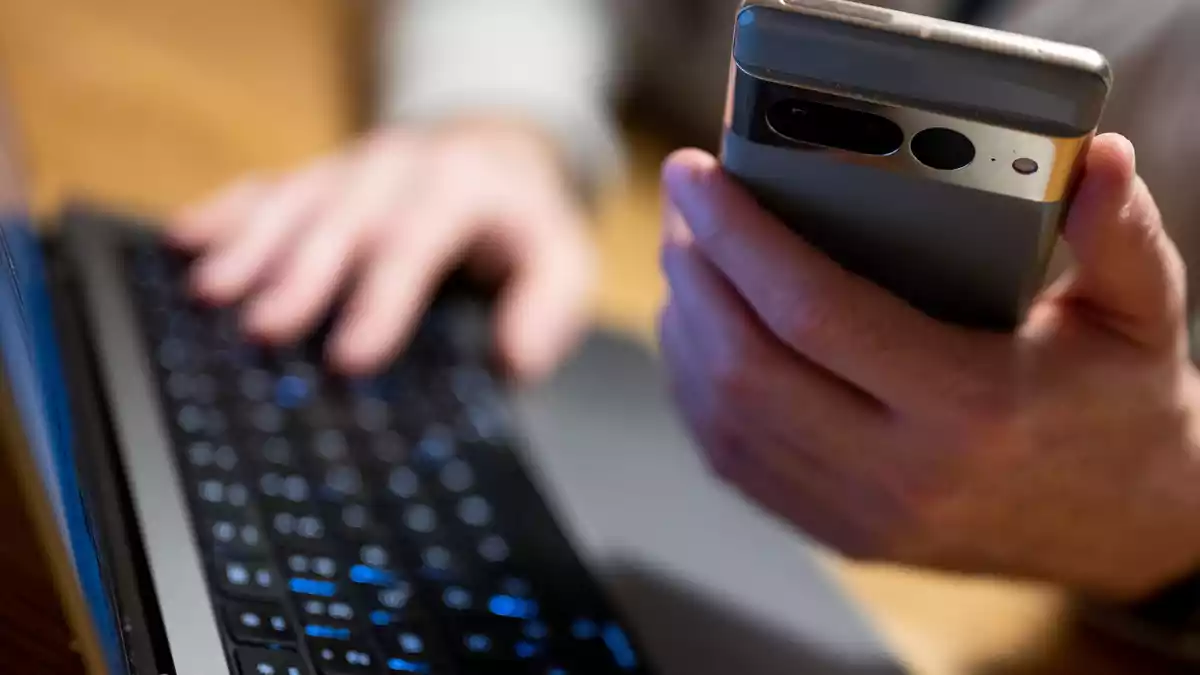 Besonders häufig nennt der Verfassungsschutz in seiner Publikation zur «Online-Radikalisierung» den Messengerdienst Telegram. (Symbolbild) - Bild: Monika Skolimowska/dpa