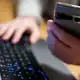 Besonders häufig nennt der Verfassungsschutz in seiner Publikation zur «Online-Radikalisierung» den Messengerdienst Telegram. (Symbolbild) - Bild: Monika Skolimowska/dpa