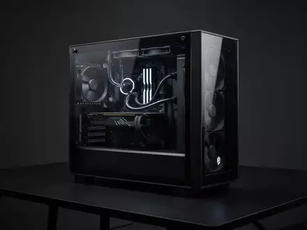 Ein leistungsstarker Gaming-PC im Tower-Gehäuse auf einem dunklen Schreibtisch in einem Studio. - Foto: über boerse-global.de