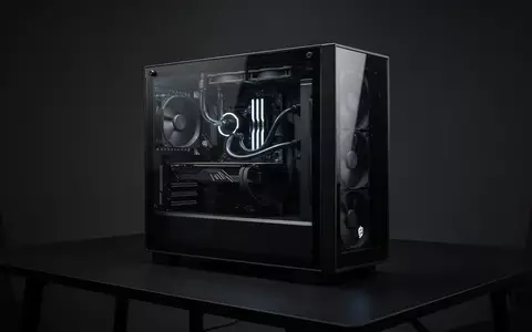 Ein leistungsstarker Gaming-PC im Tower-Gehäuse auf einem dunklen Schreibtisch in einem Studio. - Foto: über boerse-global.de