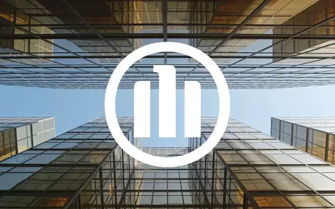 Moderne Glasfassade eines Bürogebäudes bei klarem Himmel als Symbol für finanzielle Stabilität und Sicherheit. - Foto: über boerse-global.de