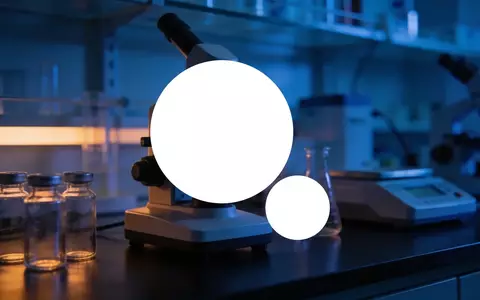 Moderne, leere Laborausstattung mit gedimmtem Licht, die eine angespannte Stimmung im Biotech-Sektor symbolisiert. - Foto: über boerse-global.de