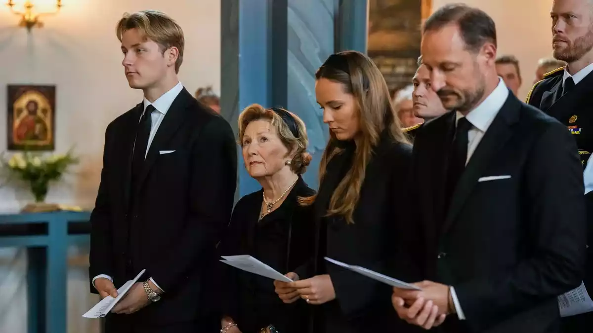 Bei einem Gedenkgottesdienst für Harald V. mit der Königsfamilie am Sonntag war die neue Königin nicht dabei.  - Bild: Cornelius Poppe/NTB/dpa