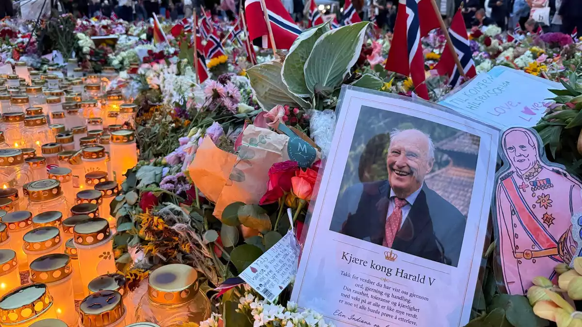 Norwegen trauert um König Harald V.: Am Schlossplatz in Oslo haben Tausende Menschen Blumen, Kerze und Briefe abgelegt.  - Bild: Julia Wäschenbach/dpa