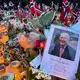 Norwegen trauert um König Harald V.: Am Schlossplatz in Oslo haben Tausende Menschen Blumen, Kerze und Briefe abgelegt.  - Bild: Julia Wäschenbach/dpa