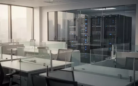 Moderne, leere Büroräumlichkeiten mit Glaswänden und Serverraum im Hintergrund als Symbol für IT-Infrastruktur. - Foto: über boerse-global.de