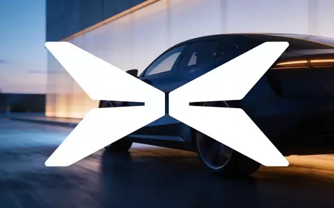 Abstrakte Darstellung eines modernen Elektrofahrzeugs in einer futuristischen Stadtlandschaft bei Dämmerung. - Foto: über boerse-global.de