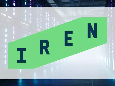 Moderne Rechenzentrum-Infrastruktur mit leuchtenden Server-Racks als Symbol für massive KI-Investitionen. - Foto: über boerse-global.de