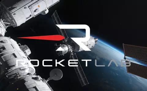 Abstrakte Darstellung der Raumfahrtindustrie mit Satellitenkomponenten im Weltraum vor dem Hintergrund der Erde. - Foto: über boerse-global.de