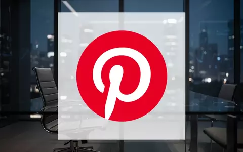 Ein leerer Bürostuhl an einem modernen Konferenztisch vor verschwommenen nächtlichen Stadtlichtern. - Foto: über boerse-global.de