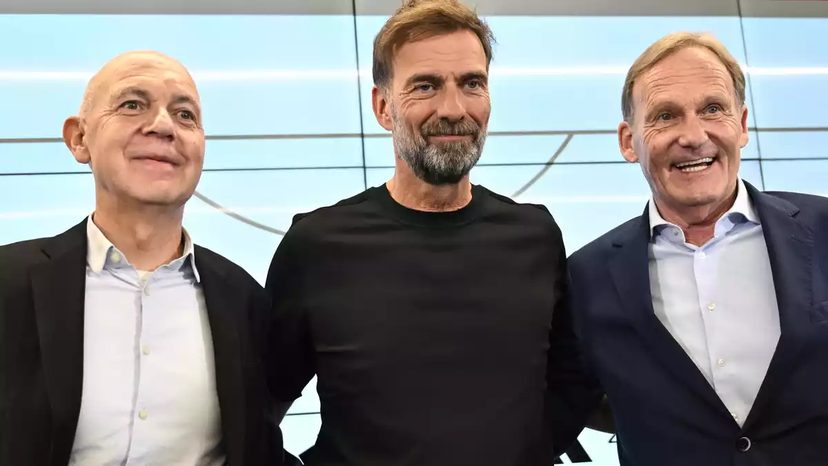 Jürgen Klopp posiert mit der DFB-Spitze bei seiner Vorstellung. (Archivbild)  - Bild: Florian Wiegand/dpa