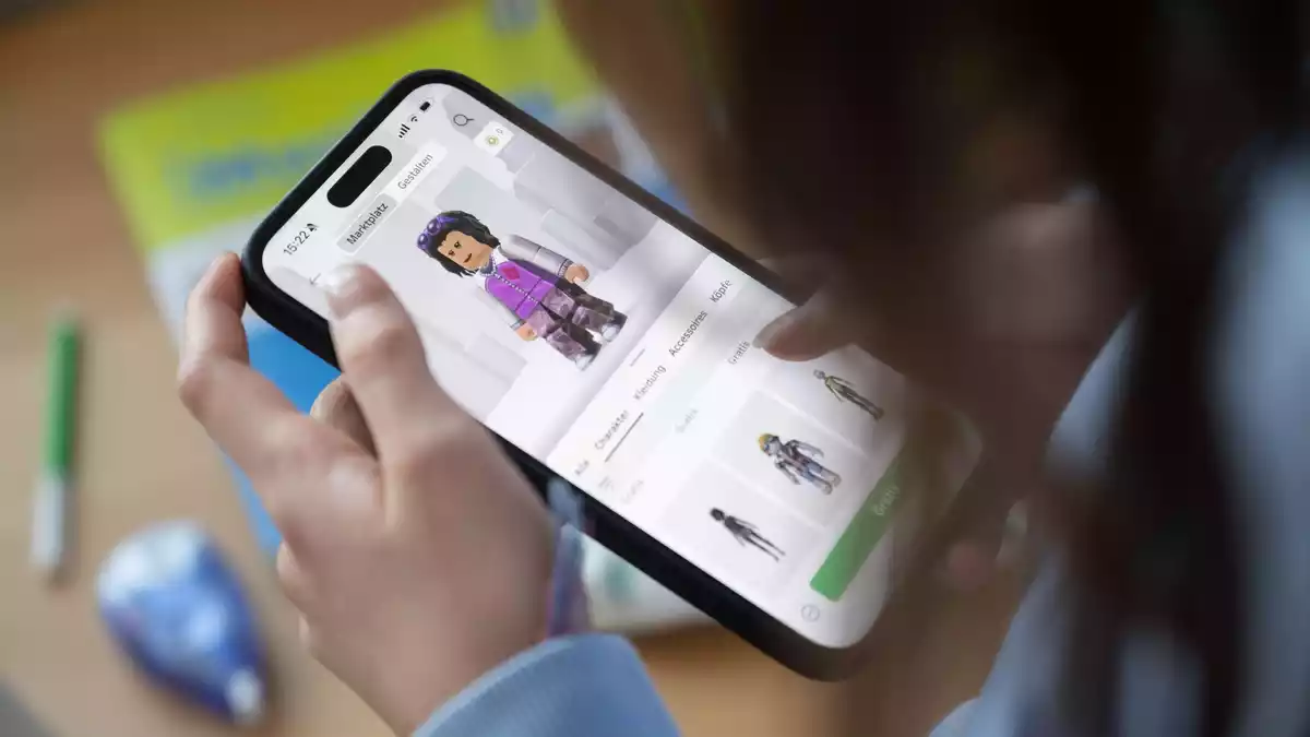 Die Spieleplattform Roblox ist auch bei Kindern und Jugendlichen beliebt. (Archivbild)  - Bild: Marijan Murat/dpa