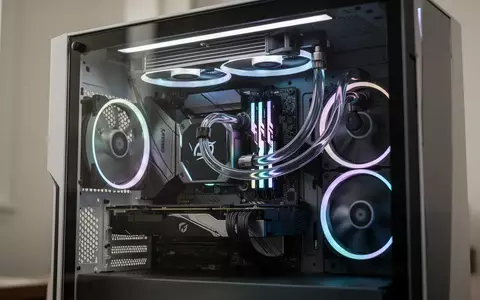 Hochwertiges PC-Gehäuse mit moderner Wasserkühlung und internen Komponenten in einer professionellen Arbeitsumgebung. - Foto: über boerse-global.de