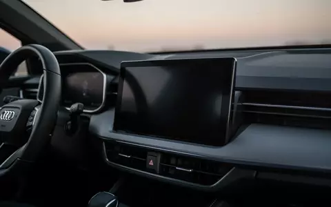 Dunkler, inaktiver Bildschirm eines Infotainment-Systems in einer modernen Fahrzeugkonsole bei Dämmerung. - Foto: über boerse-global.de