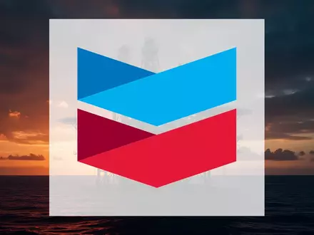 Industrielle Offshore-Ölplattform vor einem dramatischen Sonnenuntergang als Symbol für den globalen Energiesektor. - Foto: über boerse-global.de
