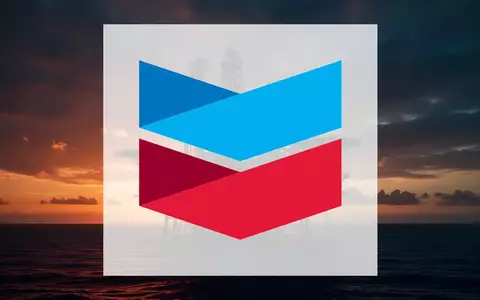 Industrielle Offshore-Ölplattform vor einem dramatischen Sonnenuntergang als Symbol für den globalen Energiesektor. - Foto: über boerse-global.de