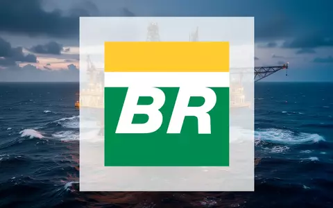 Moderne Offshore-Ölplattform vor einem dunklen Ozean bei Dämmerung, symbolisiert den Energiesektor. - Foto: über boerse-global.de
