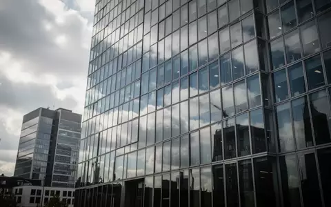 Moderne Bürogebäude im Frankfurter Finanzviertel unter einem bewölkten Himmel. - Foto: über boerse-global.de