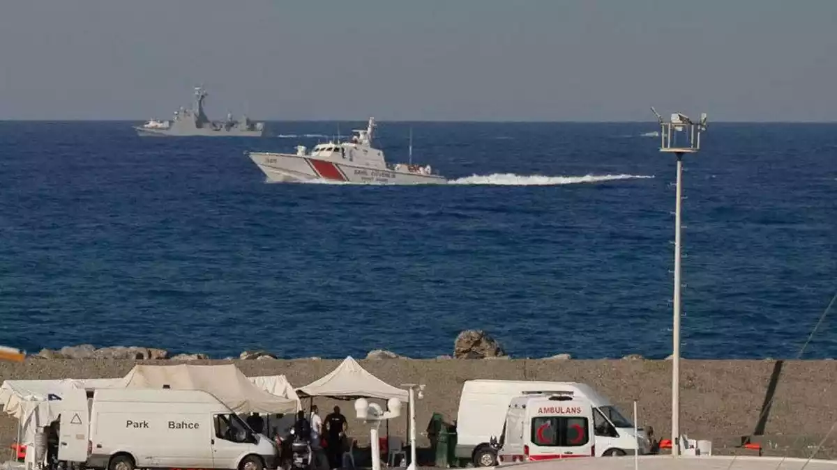 Die Suche nach Überlebenden geht weiter. - Bild: Nedim Enginsoy/AP/dpa