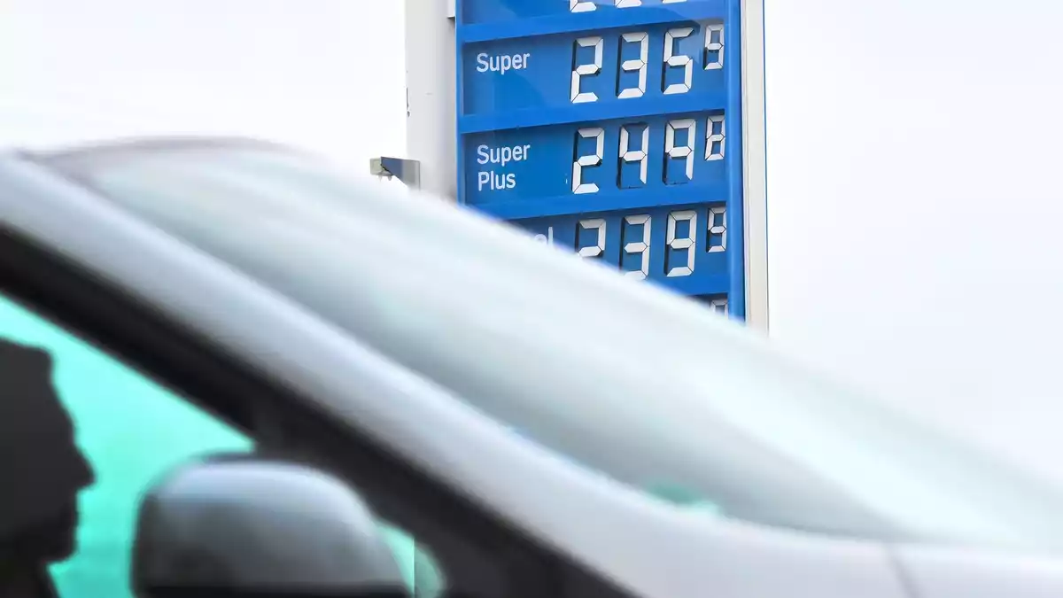 Der Krieg im Iran hat Öl verteuert, das bekommen Autofahrer hierzulande an der Tankstelle zu spüren. - Bild: Bernd Weißbrod/dpa
