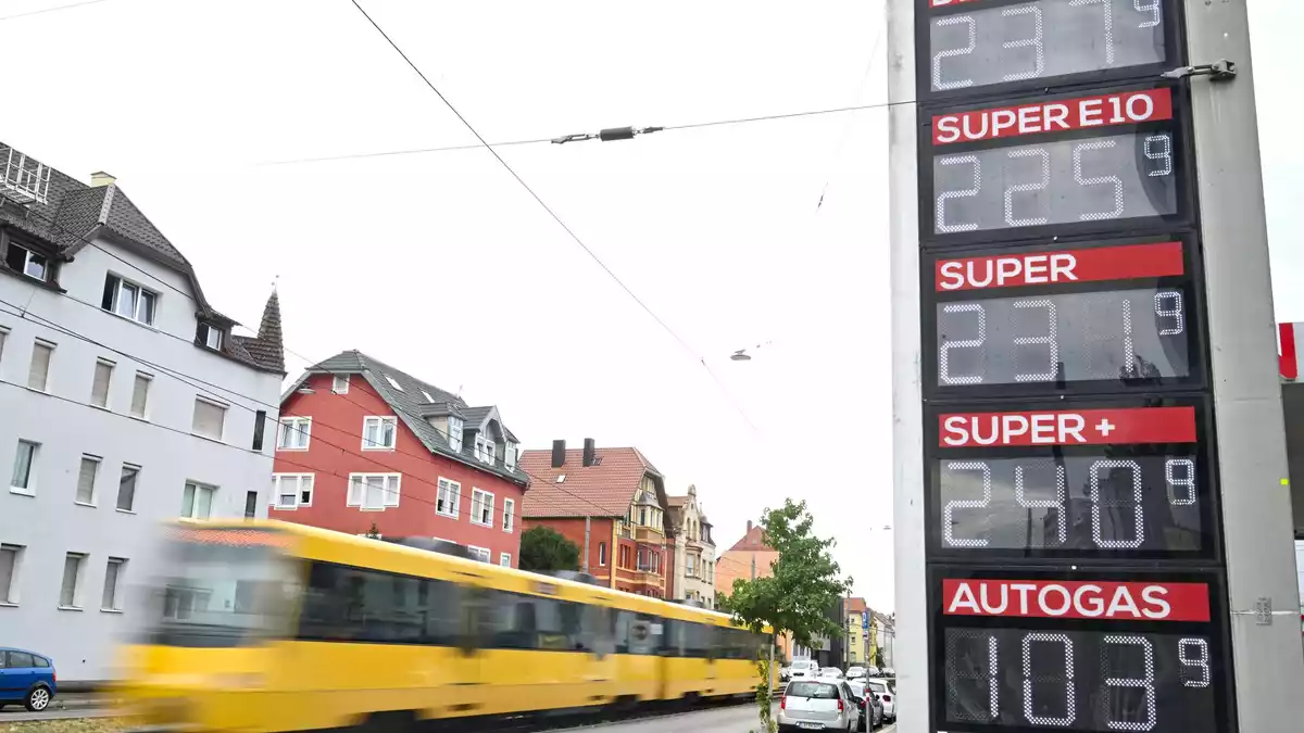 Der Tankrabatt ist ausgelaufen, Literpreise über zwei Euro für Sprit sind an Tankstellen in Deutschland wieder die Regel. - Bild: Bernd Weißbrod/dpa