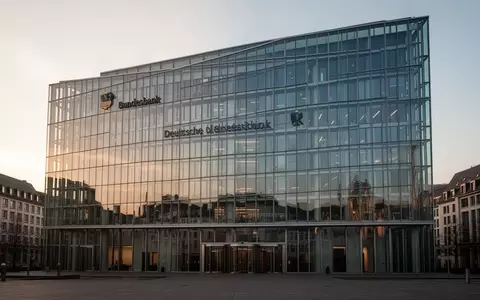 Moderne Glasfassade der Deutschen Bundesbank in Frankfurt bei spätem Tageslicht - Foto: über boerse-global.de