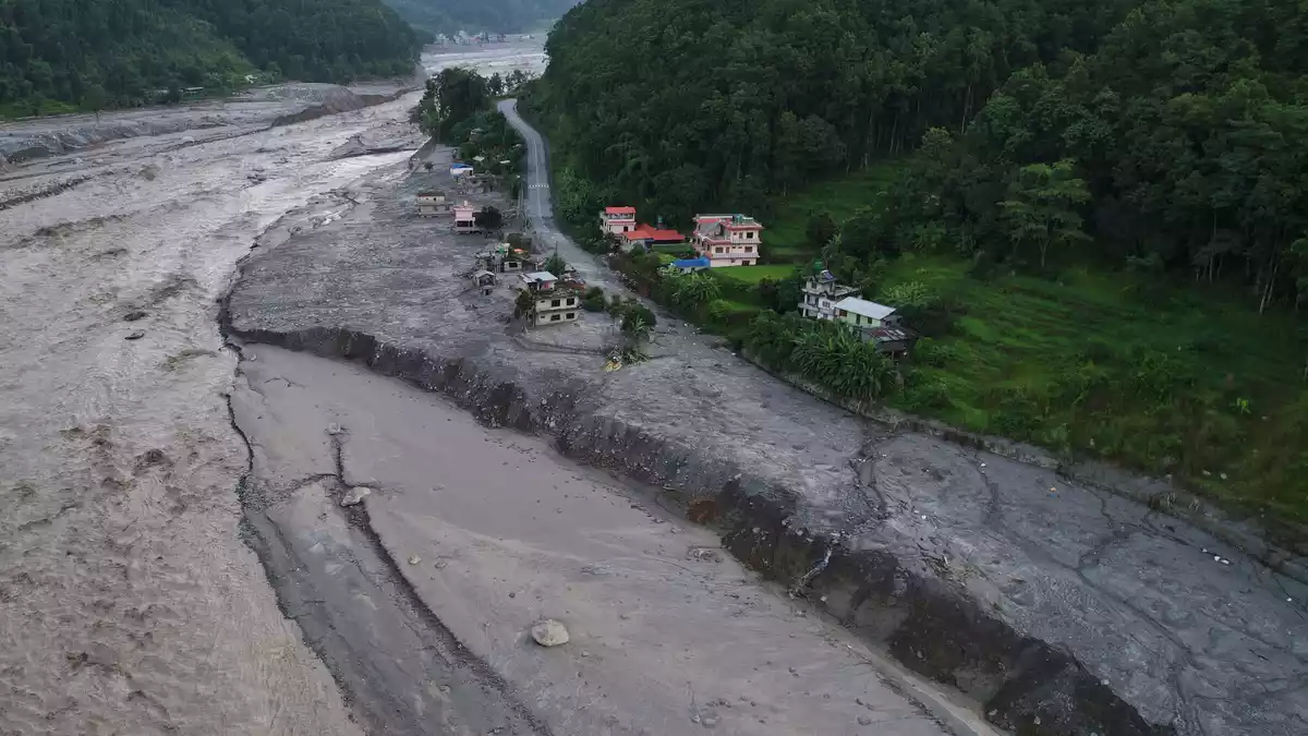 Durch die Sturzflut wurden ganze Landstriche verwüstet.  - Bild: Rajesh Kumar Singh/AP/dpa