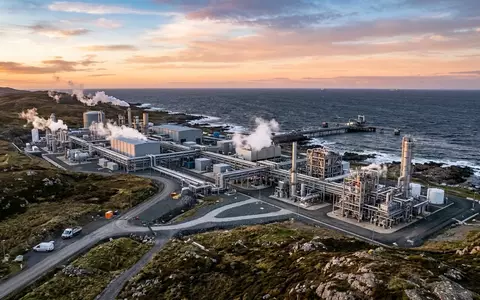 Moderne Wasserstoff-Produktionsanlage an einer Küstenlandschaft bei Sonnenaufgang. - Foto: über boerse-global.de