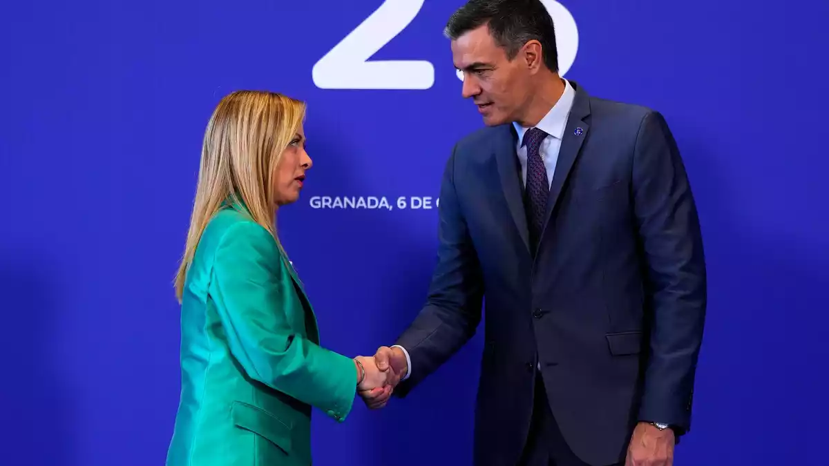 Italien hat die Grenzkontrollen zu Spanien wege der Ceuta-Migrationskrise verlängert. Madrid reagierte umgehend. - Bild: Manu Fernandez/AP/dpa