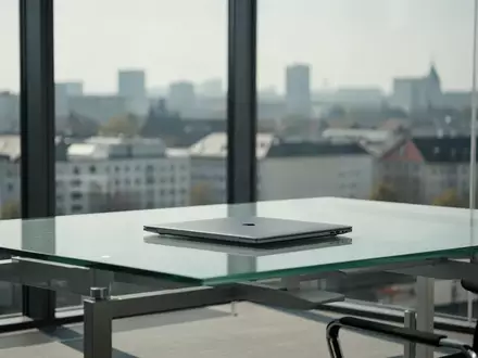 Ein minimalistisches, modernes Büro mit einem leeren Schreibtisch und Blick aus einem großen Fenster auf eine Stadt. - Foto: über boerse-global.de