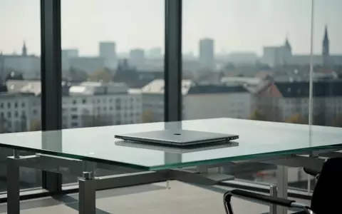 Ein minimalistisches, modernes Büro mit einem leeren Schreibtisch und Blick aus einem großen Fenster auf eine Stadt. - Foto: über boerse-global.de