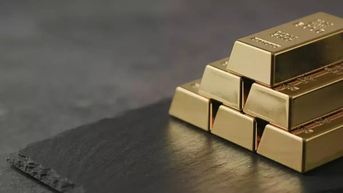 Gold Price Retreats as Fed Rate Hike Odds Rise; Central Bank Buying Surges