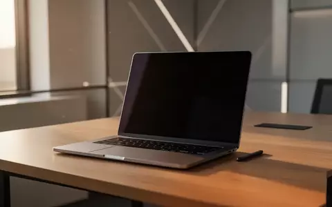 Ein moderner, minimalistischer Arbeitsplatz mit einem Laptop auf einem Holztisch bei natürlichem Licht. - Foto: über boerse-global.de