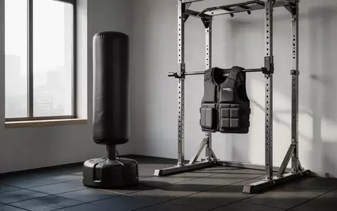 Ein freistehender Boxsack und eine Gewichtsweste in einem modernen, minimalistischen Fitnessraum. - Foto: über boerse-global.de