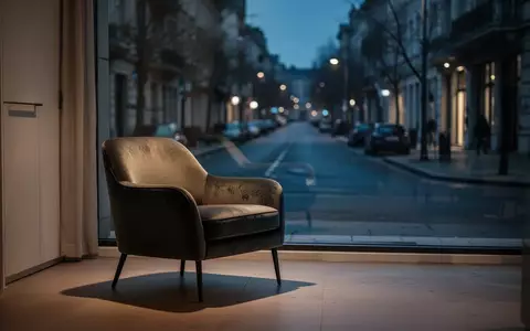 Ein leerer, modern eingerichteter Raum mit einem Sessel vor einem Fenster bei Dämmerung, der die Atmosphäre von Rückzug und Isolation einfängt. - Foto: über boerse-global.de
