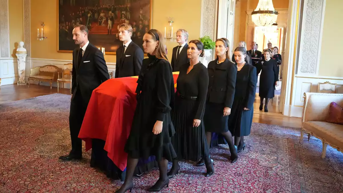 In langsamen Schritten begleitete die Familie den Sarg von Harald V. - Bild: Ole Berg-Rusten/NTB Scanpix/AP/dpa