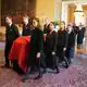 In langsamen Schritten begleitete die Familie den Sarg von Harald V. - Bild: Ole Berg-Rusten/NTB Scanpix/AP/dpa