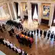 Mitarbeiter des Schlosses bildeten ein Spalier.  - Bild: Stian Lysberg Solum/NTB/dpa