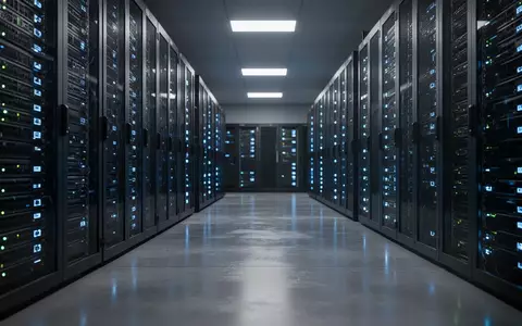 Modernes Serverraum-Interieur mit blau leuchtenden LED-Statusanzeigen an Server-Racks. - Foto: über boerse-global.de
