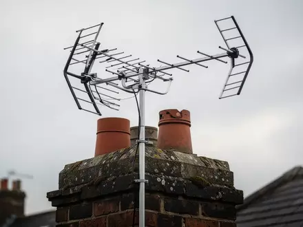 Eine auf einem Schornstein montierte Fernsehantenne vor einem bewölkten Himmel als Symbol für den terrestrischen Empfang. - Foto: über boerse-global.de